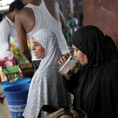 I Indien uppges minst 500 mänskor ha dött till följd av den intensiva värmeböljan som de senaste dagarna har svept över landet. Indiska tågresenärer dricker limevatten i hettan i Kolkata där temperaturen nått 40 grader.