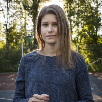 Ung kvinna med långt brunt hår i närbild. 