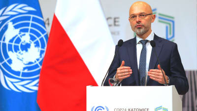 Klimatkonferensens ordförande Michail Kurtyka står bakom talarpodiet i Katowice