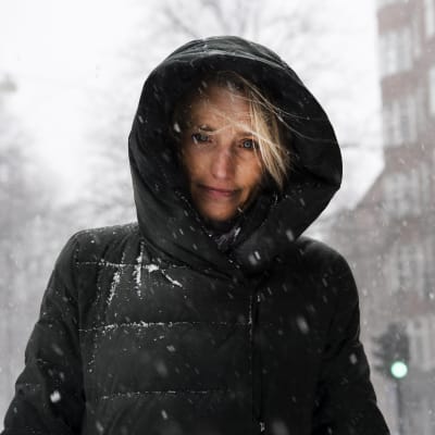 Helena Sandman fotograferad utomhus i Helsingfors.