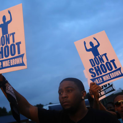 Demonstranter protesterar mot dödsskjutningen av Michael Brown i Ferguson