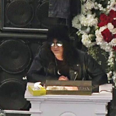 Muusikko Slash puhumassa Lemmy Kilmisterin muistotilaisuudessa.