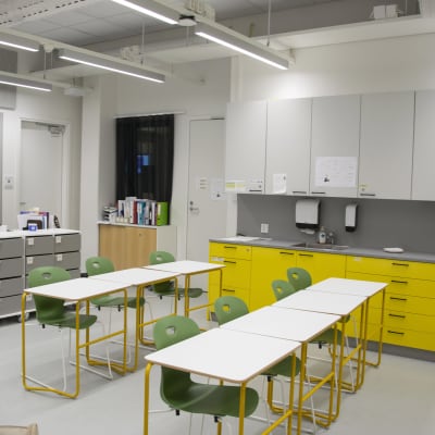 ett modernt klassrumm i pigga färger