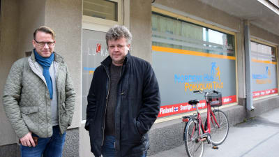 Jan Klemets och Anders Wentin utanför Nordens hus i Uleåborg.