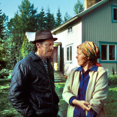 Rintamäkeläiset-sarjan näyttelijöitä: Veijo Pasanen (roolinimi Antti Rintamäki) ja Sirkka Lehto (roolinimi Leena Rintamäki).
