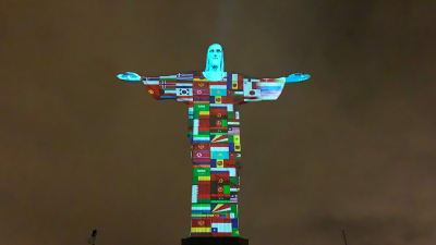 Flaggor från coronadrabbade länder projiserade på Kristusstatyn "Cristo Redentor"  i Rio de Janeiro, Brasilien 18.3.2020