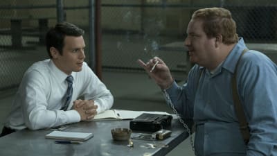 FBI-agenten Holden Ford i serien Mindhunter intervjuar en dömd mördare i fängelset.