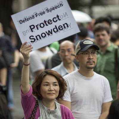 Folk demonstrerar för Edward Snowden i Hong Kong.