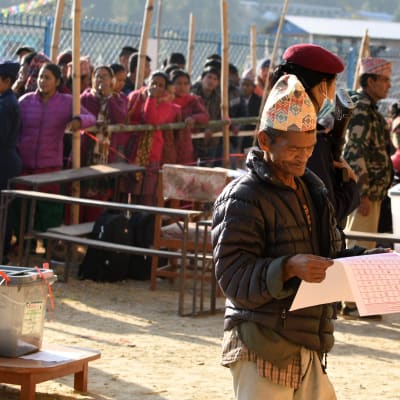 En nepalesisk väljare studerar valsedeln i Chautara, ett hundratal kilometer öster om huvudstaden Katmandu.