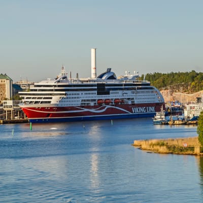 En Viking Grace-båt i hamnen i Åbo.