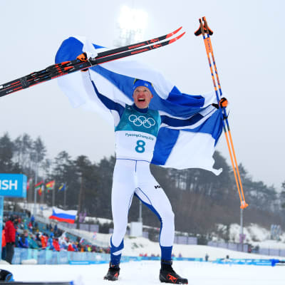 Iivo Niskanen tuulettaa 50 kilometrin olympiavoittoa Pyeongchangissa vuonna 2018.
