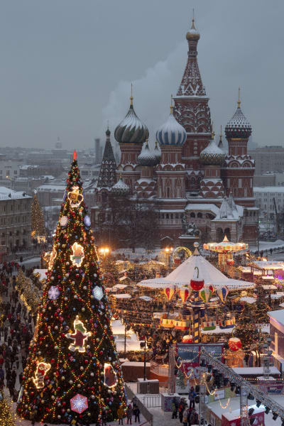 Röda torget i Moskva i julskrud. 