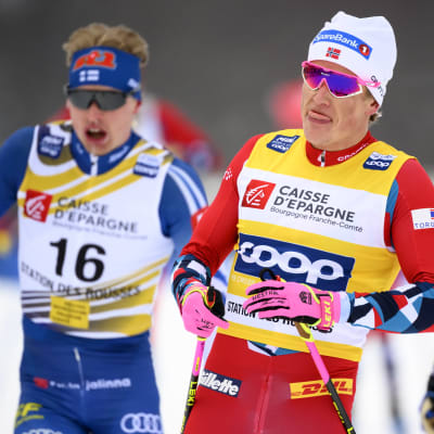 Johannes Hösflot åker i mål före Iivo Niskanen.