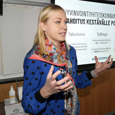 Elina Valtonen viftar med händerna.