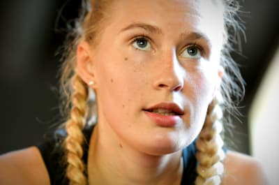Nathalie i närbild då hon trampar på konditonscykel