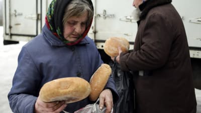 Gratis bröd delas ut till invånare i Debaltseve den 30 januari 2015.