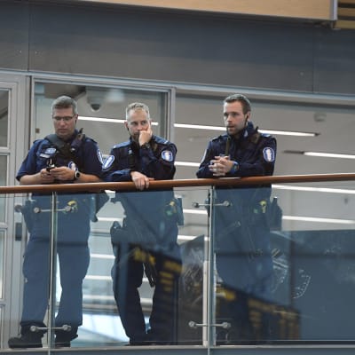 Polisen höjer beredskapen vid Helsingfors-Vanda flygplats. 