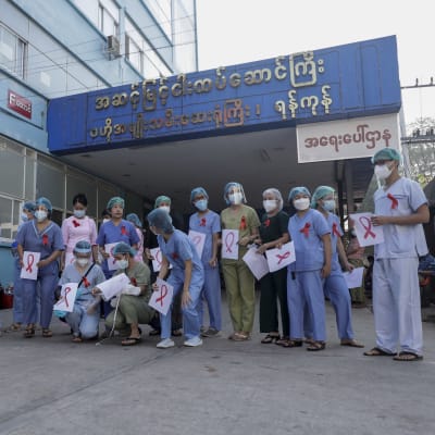 Sjukhuspersonal på ett kvinnosjukhus i Myanmar som protesterar mot militärstyret