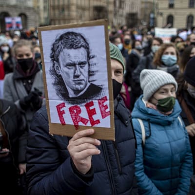 Människor i Prag demonstrerar för ryska Aleksej Navalnyj.