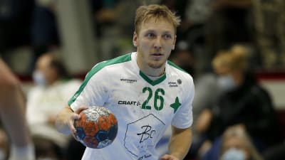 Anthony Hellakoski spelar handboll.
