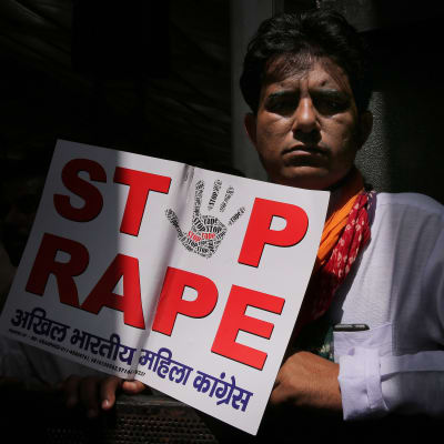 Demonstrant mot våldtäkter i Indien