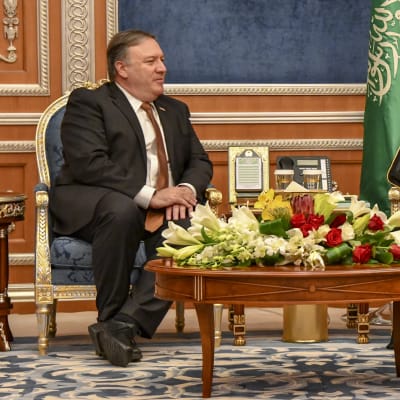 USA:s utrikesminister Mike Pompeo mötte Saudiarabiens kronprins Mohammed bin Salman under sitt besök i Riyadh i mitten av oktober. Kronprins Mohammed misstänks stå bakom mordet på Khashoggi. 