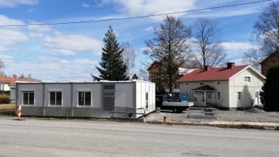 Ett småhus och en barack intill varandra som båda används som ungdomslokaler i Ingå.