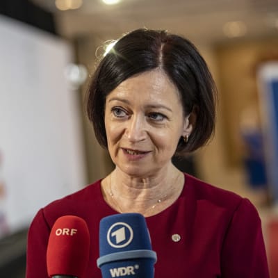 Frontex tillförordnade generaldirektör Aija Kalnaja svarar på reportrars frågor.