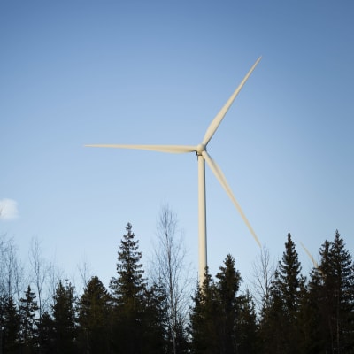 Tuulivoimala Latamäen tuulivoimapuistossa Luhangalla.