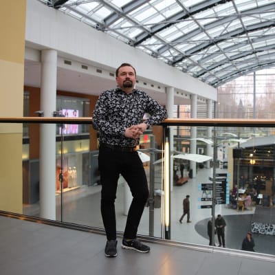 Mikkelin musiikkijuhlien festivaalijohtaja Mikko Leppänen kauppakeskus Stellassa.