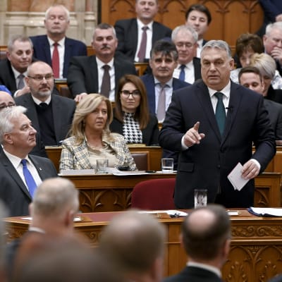 Ungerns premiärminister Viktor Orbán står med fingret i vädret och talar i Ungerns parlament.