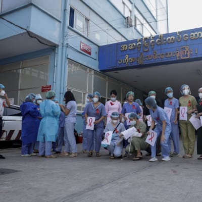 Sjukhuspersonal på ett kvinnosjukhus i Myanmar som protesterar mot militärstyret