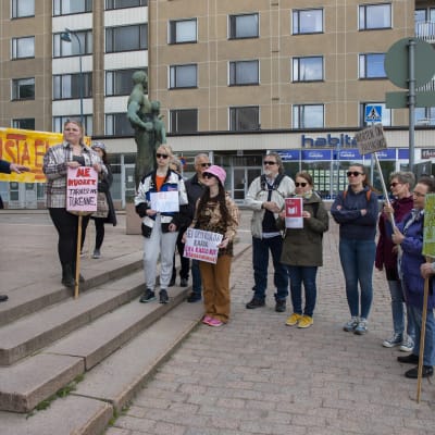 Kotkan kaupunginjohtaja Esa Sirviö puhumassa Mielenosoittajille Kotkan kaupungintalon edessä ketkä ovat protestoimassa Kotkan koulutusleikkauksia vastaan.