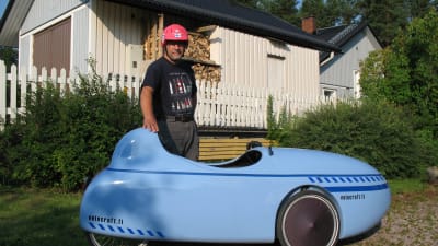 Olof Jern med sin velomobil hemma i Gerby, Vasa.