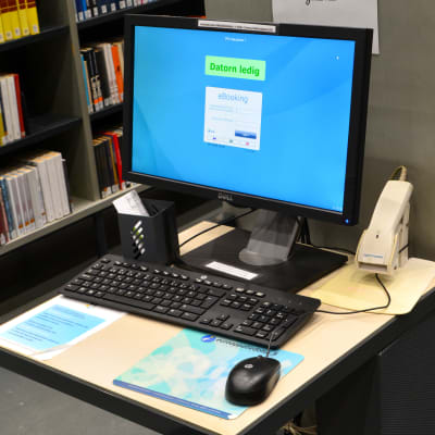 Bordsdator för sökning i bibliotek.