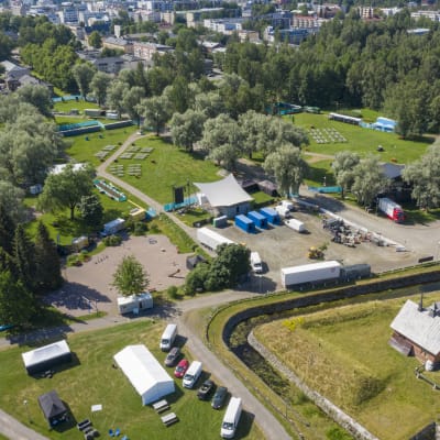 Wanaja-festivaalia rakennetaan Hämeenlinnan Linnanpuistossa. 