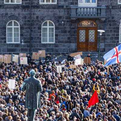 Protester utanför Alltinget i Reykjavik.