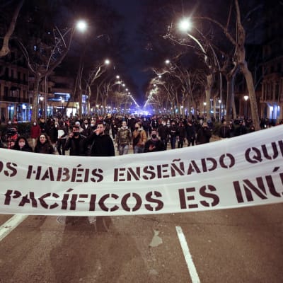 "Olette opettaneet meille, että rauhanomaisuus hyödytöntä", lukee mielenosoittajien Barcelonassa sunnuntaina kannattelemassa banderollissa.