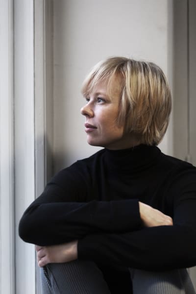 Skådespelaren Alma Pöysti sitter vid ett fönster.  