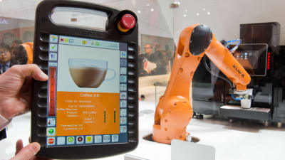 Kuka visar upp ny robotteknik i Hannover i Tyskland.