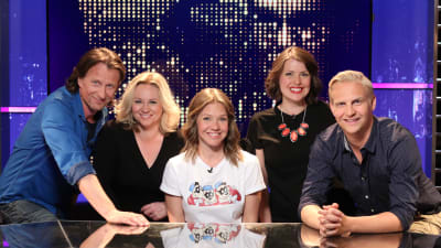 Lagkaptenerna Maria Sid och Janne Grönroos i tv-studion tillsammans med gästerna Eva Frantz och Tobias Zilliacus, och programledare Sonja Kailassaari.