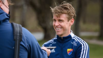 Rasmus Schüller i intervjusituation vid fotbollsplanen. 