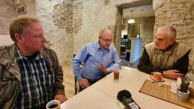 Estniska Ekrepolitiker samtal kring ett bord.