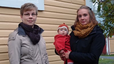 Linda Holm (bloggare) och Carolina Beijar (med dottern Freja) anser att silvervatten botar och förebygger sjukdomar. 
