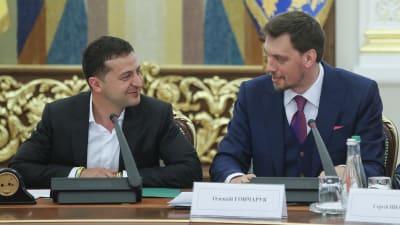 President Zelenskyj och premiärminister Hontjaruk under ett möte i presidentkansliet i Kiev den 22 september 2019.