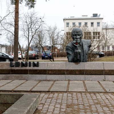 Kotkassa sijaitseva Leninin patsas on Vladimir Leninin muistomerkki, jonka on veistänyt virolainen kuvanveistäjä Matti Varik.  Rintakuvassa Lenin nojaa oikeaan käteensä ja katsoo eteenpäin. Vasen käsi puuttuu.