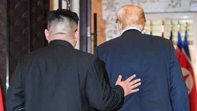 Kim Jong-un och Donald Trump lämnar underteckningsceremonin. 
