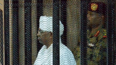 Sudans ex-president och en soldat står i den åtalades bur i en rättegång.