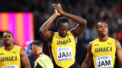 Usain Bolt tackar publiken.