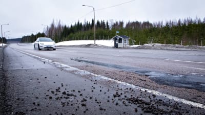 Roudan aiheuttamia vaurioita Nelostiellä Joutsassa huhtikuun alussa 2023. Kuoppia on paikattu, mutta irtokiviä on irronnut paikkauksesta.